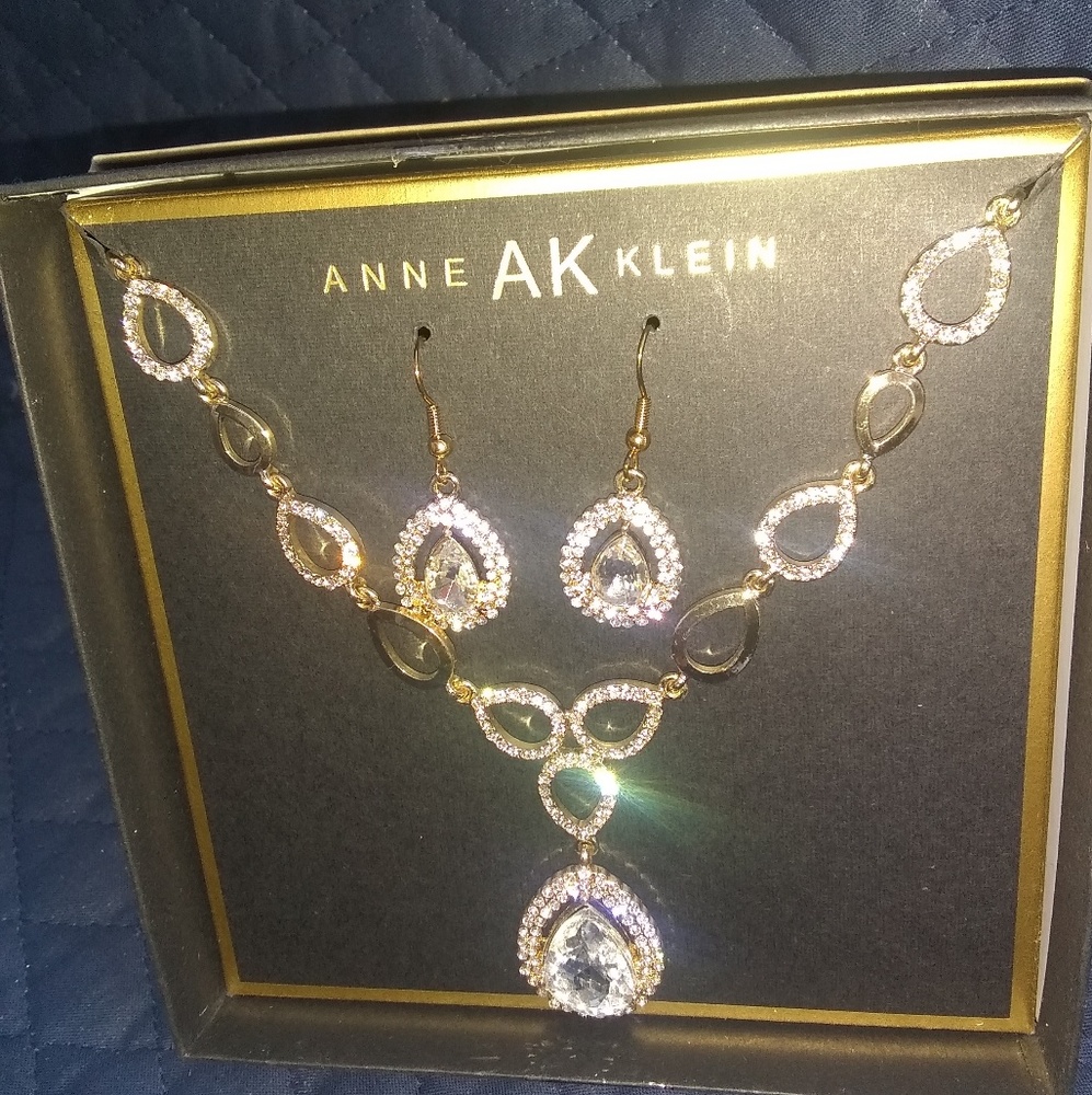Anne Klein Jewelry Set. Gold Color.